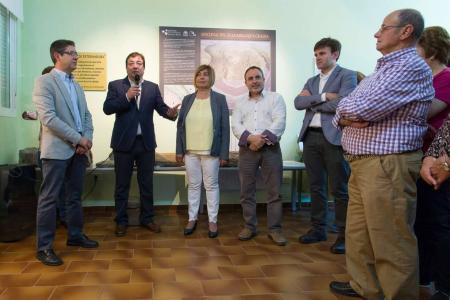 Imagen El Presidente de Extremadura, Guillermo Fernández Vara, visita el Centro de Interpretación de los fósiles de Navatrasierra