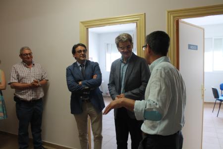 Imagen El Consejero de Sanidad de Extremadura, Jose María Vergeles, visita el nuevo Consultorio Médico de Navatrasierra